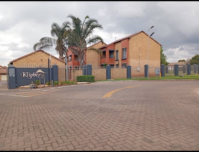 2 BEDROOM TOWNHOUSE FOR SALE IN EQUESTRIA